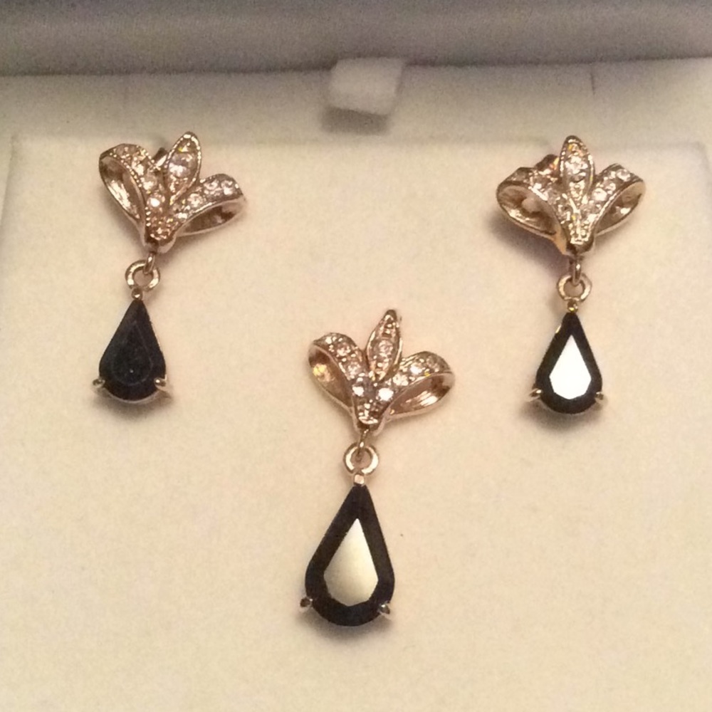 Beautiful Black Stone Pendant/Earring Set 💎👀
